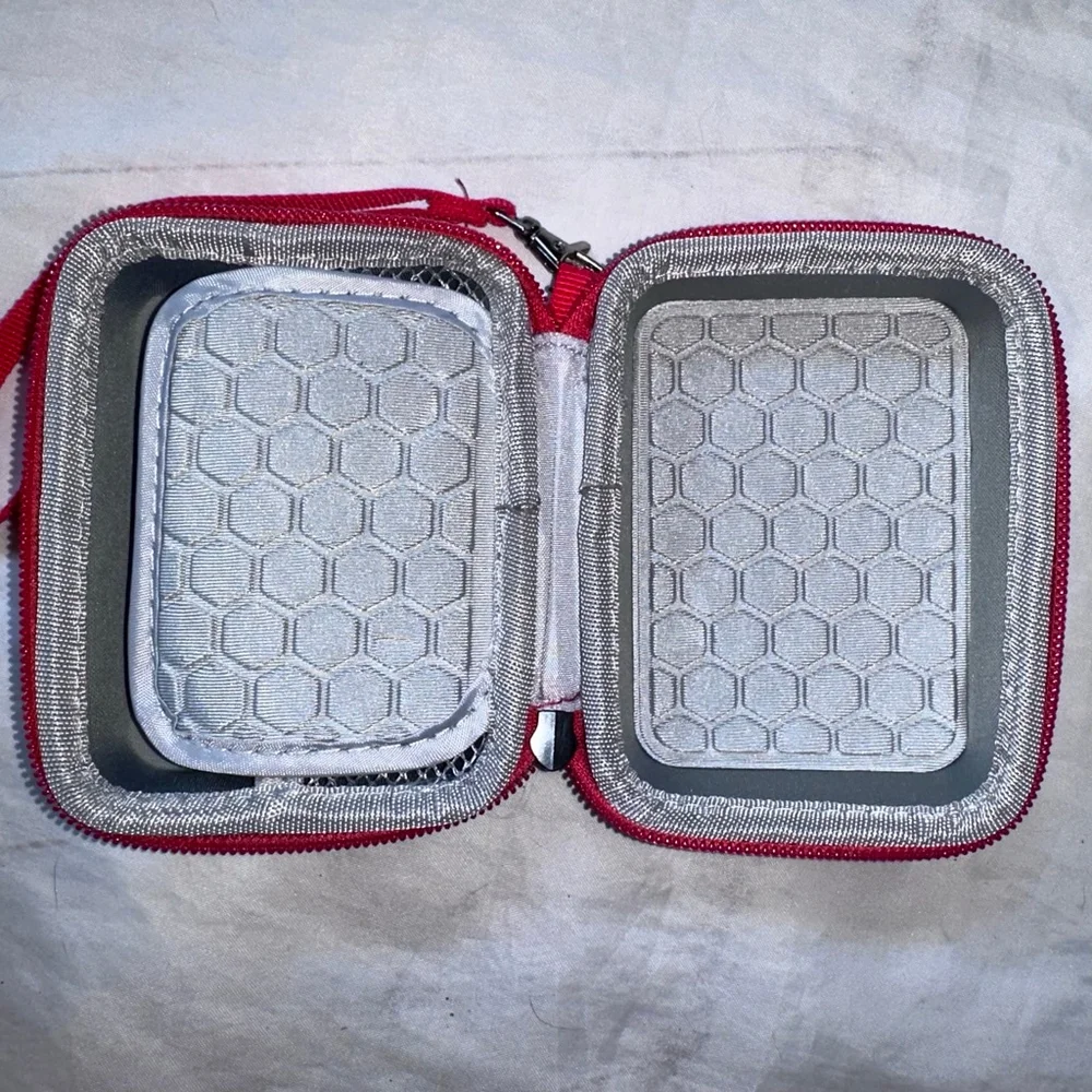 NWOT Comecase Protective Hard Shell Zipper Carrying Case Approx 3 1/2 x 4 1/2